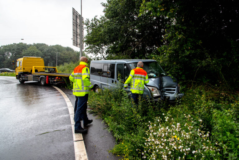 Bestelbus raakt van de snelweg knalt op boom Rijksweg A29 Barendrecht