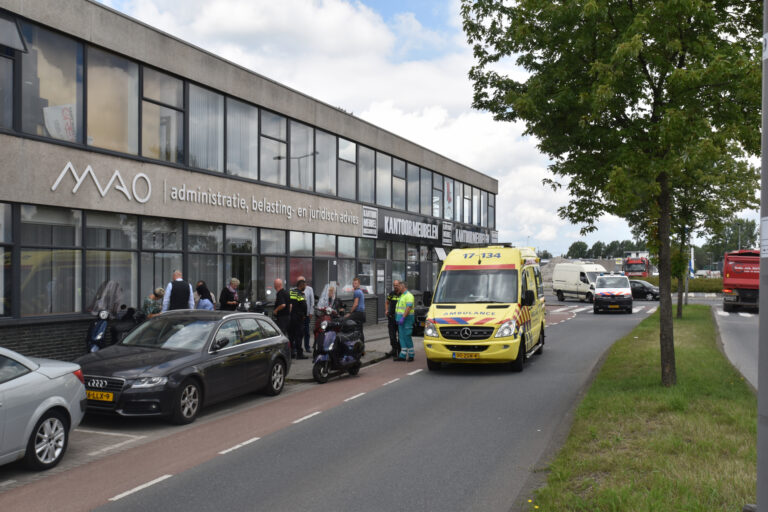 Gewonde bij aanrijding tussen scooter en auto Industrieweg Rotterdam