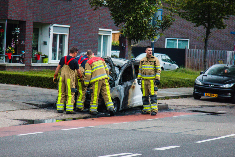 Auto volledig verwoest door brand Tudderenderweg Sittard