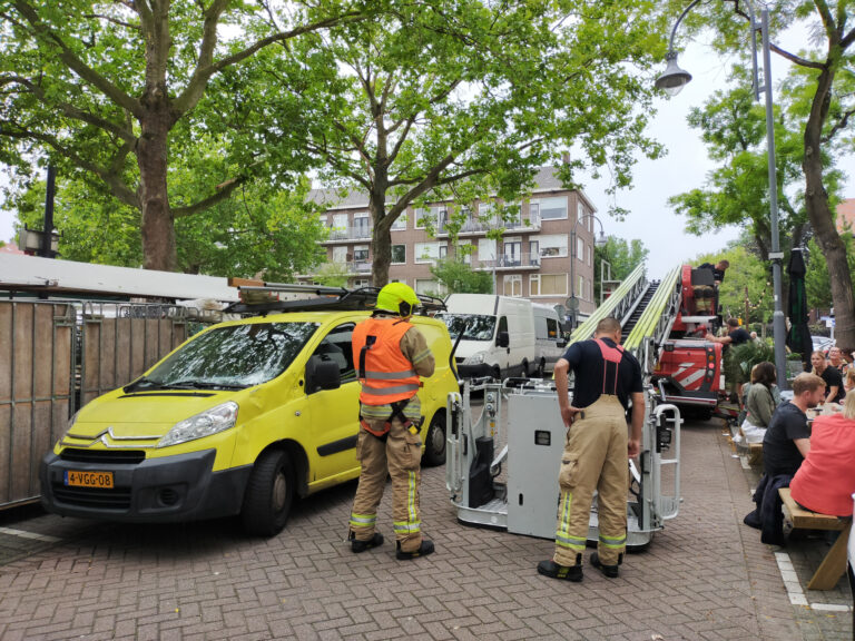 Gevaarlijke hangende takken verwijderd boven marktkraam Rododendronplein Rotterdam