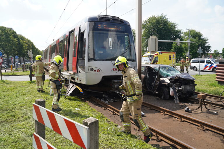 Auto in botsing met metro Hoofdweg – S109 Rotterdam