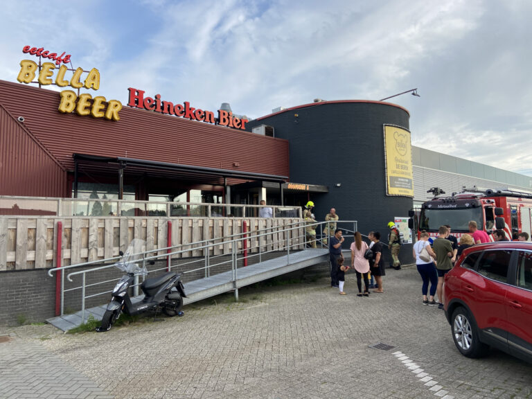 Gasten eten rustig door na gaslek restaurant Bella Beer Hoofdweg Capelle aan den IJssel