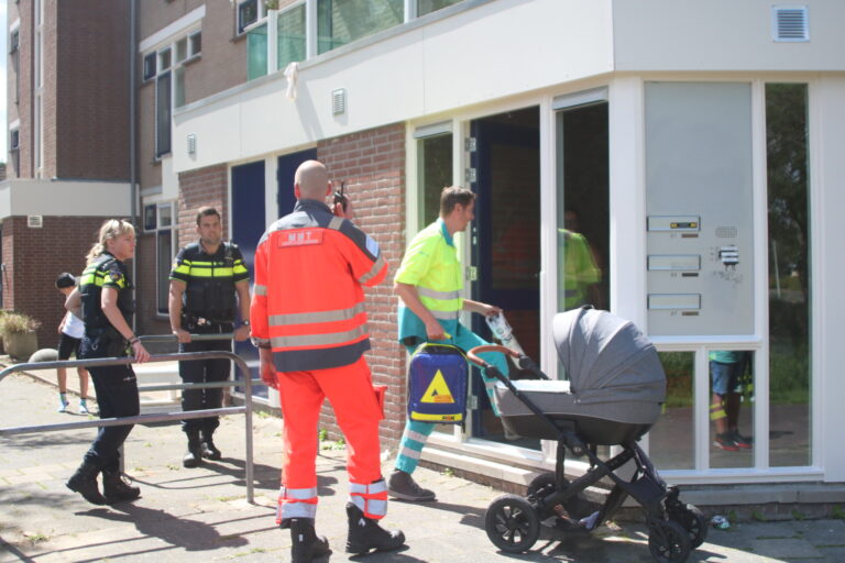 Omstanders redden kinderwagen met baby uit het water in Spijkenisse