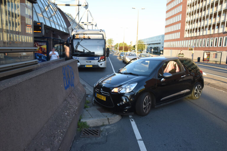 Auto knalt op muur bij station Horvathweg Schiedam