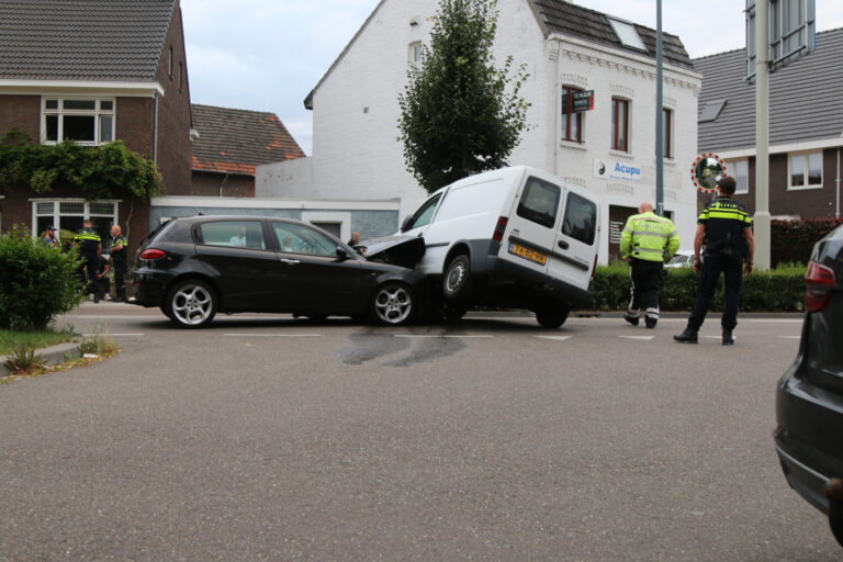 Gewonde bij aanrijding tussen auto en bestelbus Rijksweg Noord Sittard