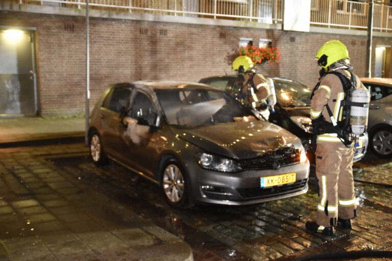 Auto verwoest door brand Kelloggplaats Rotterdam