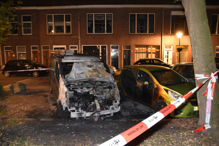 Bestelbus flink beschadigd door brand Messchaertplein Vlaardingen