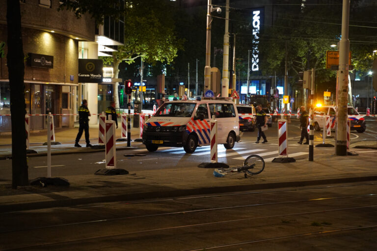 Fietsster zwaargewond na aanrijding met politiebus Hofplein Rotterdam