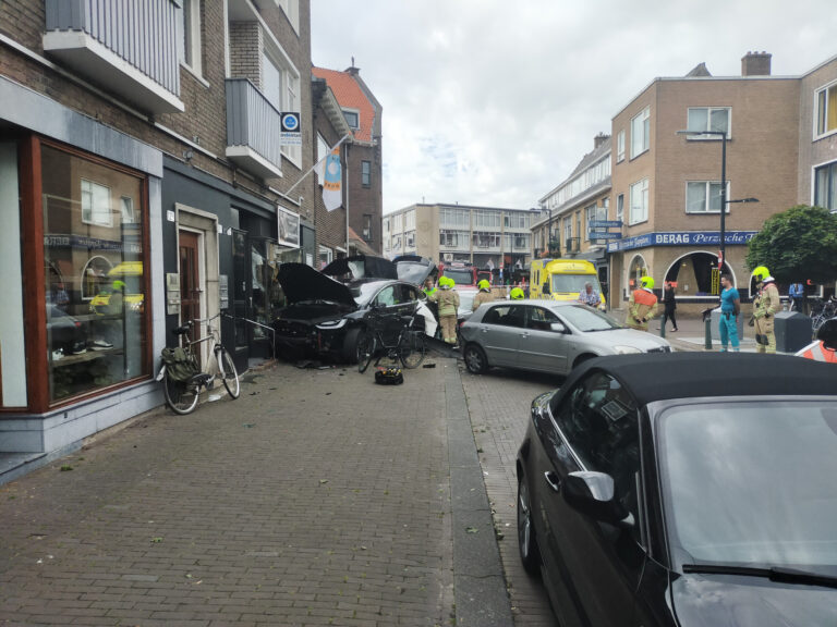 Tesla boort zich in winkelpui Freericksplaats Rotterdam