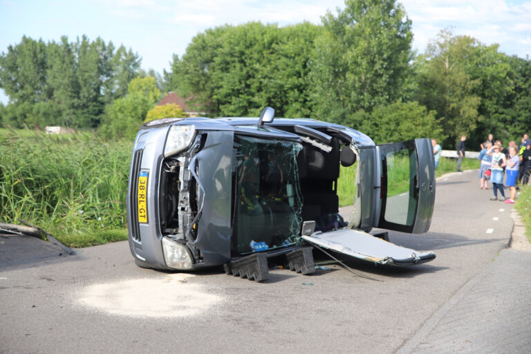 Personenauto belandt op zijn kant na ongeval Tussenlanen Bergambacht