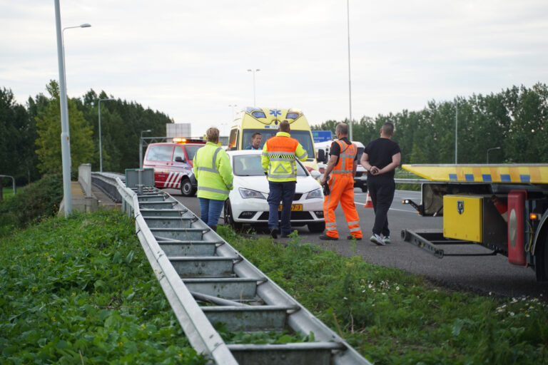 Automobilist vlucht na aanrijding met andere auto Rijksweg A20 Moordrecht