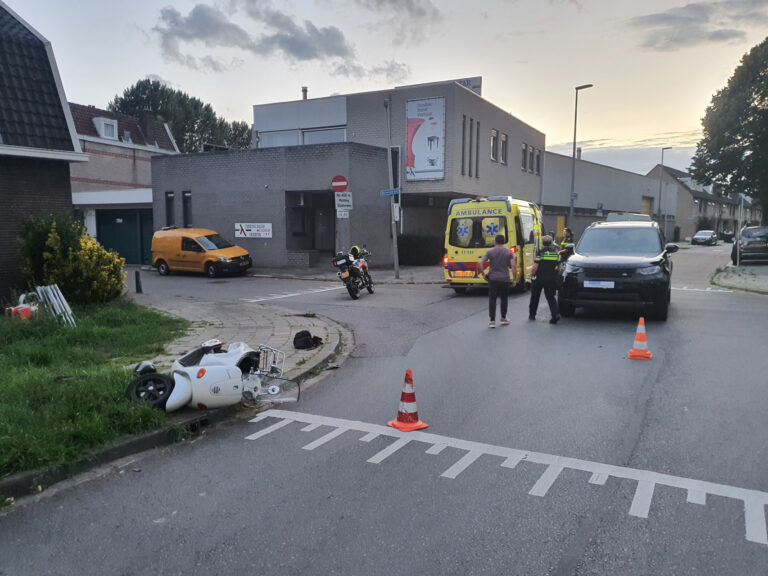 Scooterrijder gewond bij verkeersongeval Bovenstraat Rotterdam