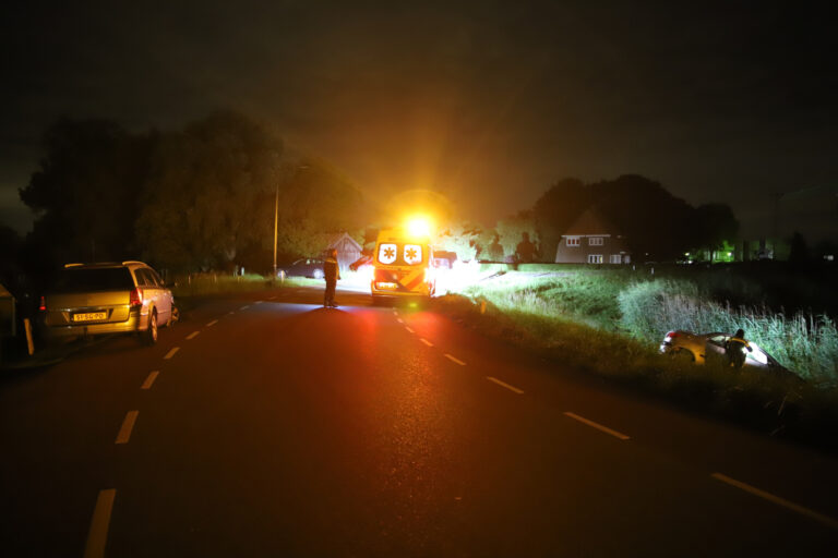 Auto schiet van dijk af na botsing Lekdijk Oost Bergambacht