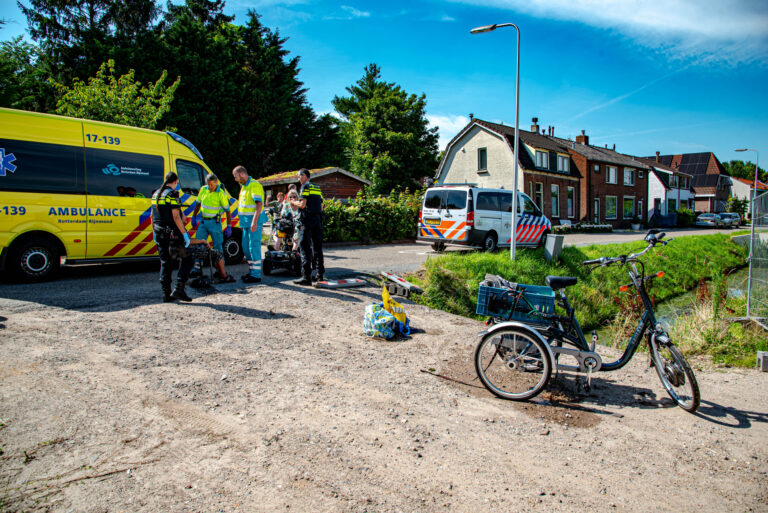 Omstanders redden man met driewielfiets uit sloot Molendijk Rhoon