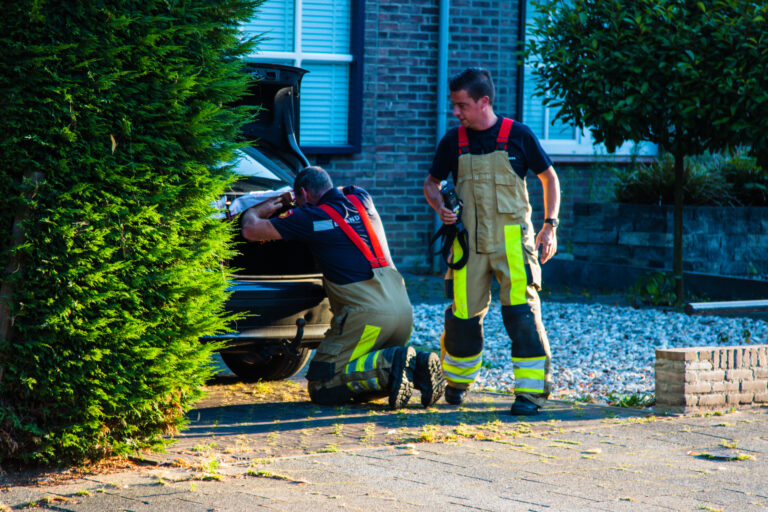 Brandweer onderzoekt LPG lekkage bij auto Haagstraat Sittard