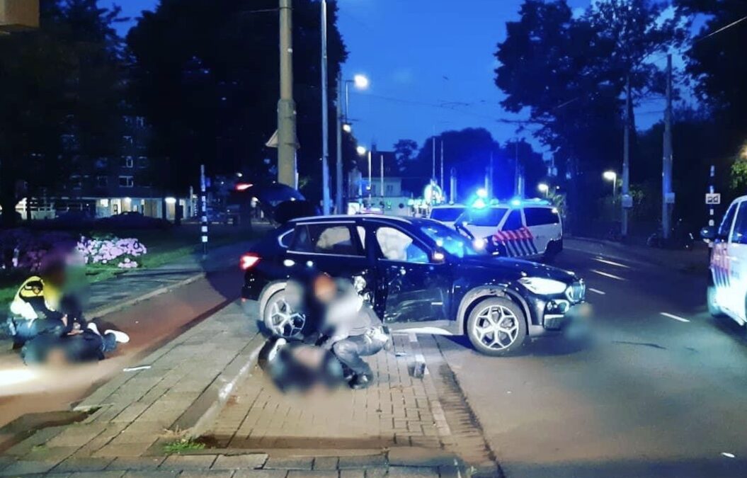 Vluchtauto botst op politievoertuig, verdachten aangehouden na lossen waarschuwingsschoten