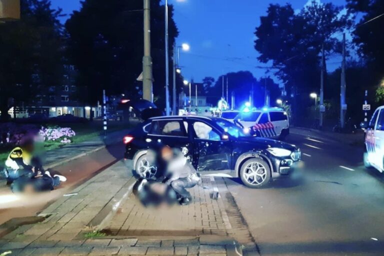 Vluchtauto botst op politievoertuig, verdachten aangehouden na lossen waarschuwingsschoten