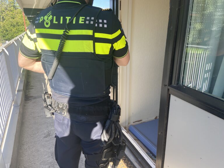 Politie valt woning Eliotplaats Rotterdam binnen