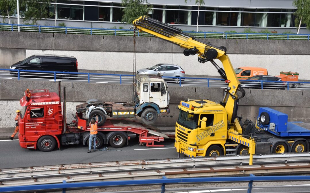 Vrachtwagen verliest vrachtwagen van trailer A12 Den Haag
