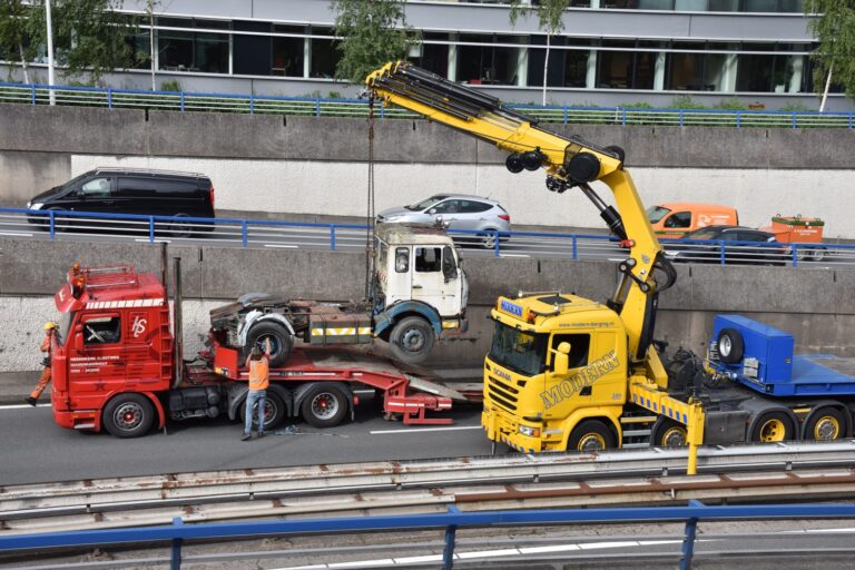 Vrachtwagen verliest vrachtwagen van trailer A12 Den Haag