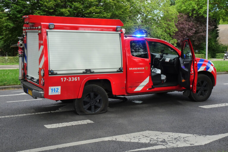 Brandweerauto betrokken bij ongeval Spinozaweg Rotterdam