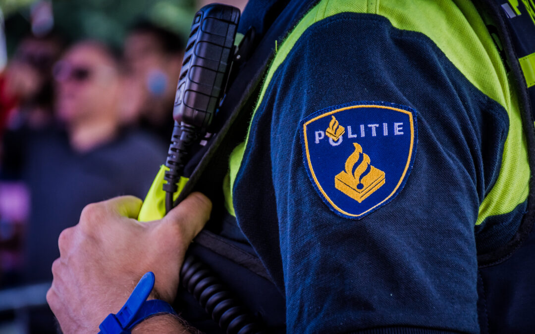Bestuurder aangehouden na inrijden op agenten op Rivierweg in Capelle aan den IJssel