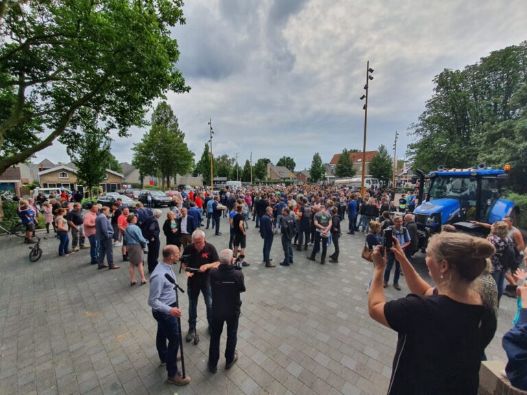 Boeren voeren actie tijdens raadsvergadering in Ouderkerk aan den IJssel (video)