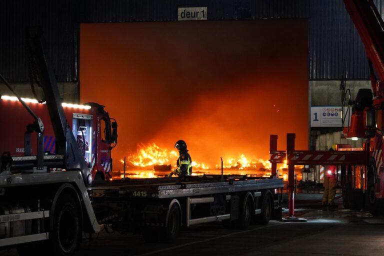 Zeer grote brand bij Renewi aan Kreekweg in Vlaardingen (video)