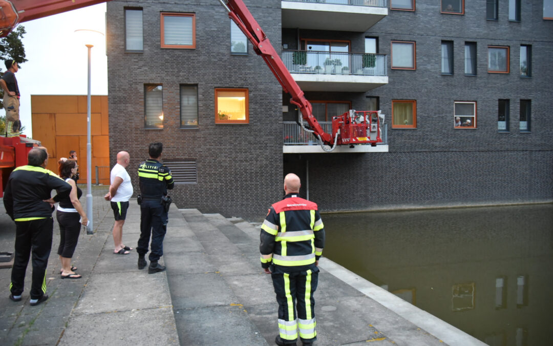 Man gewond in woning Spuistroomstraat Hoogvliet Rotterdam