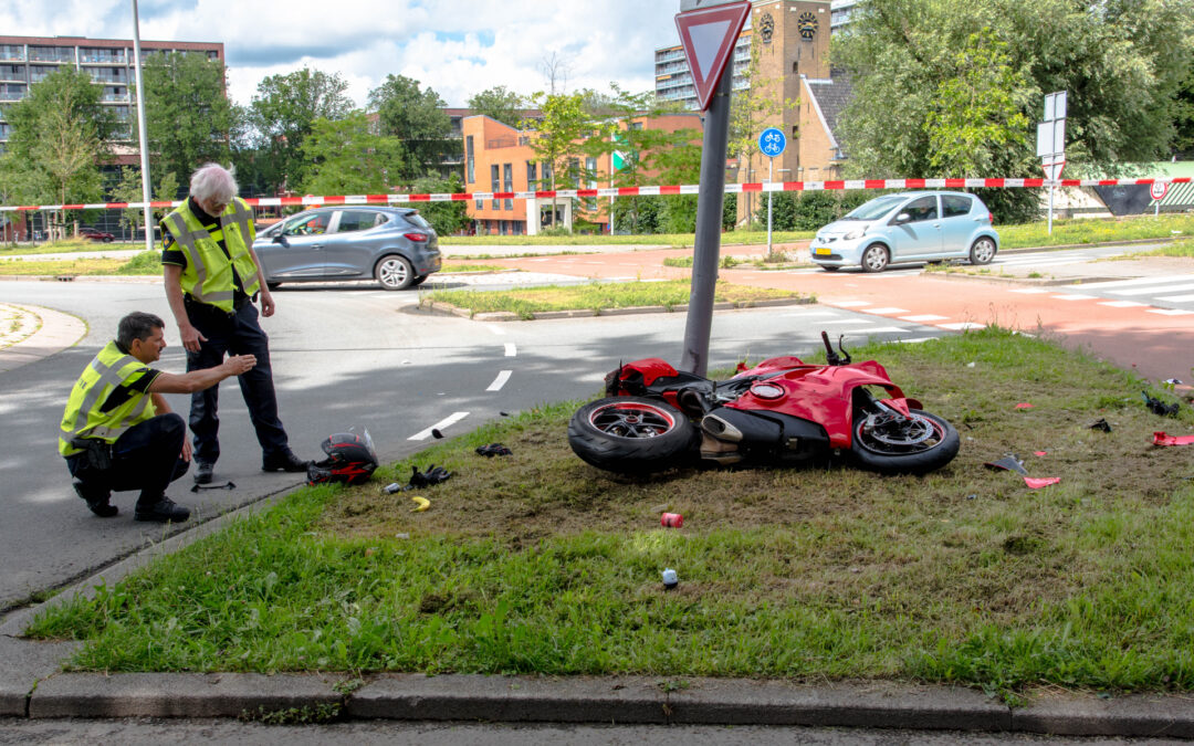 Motorrijder zwaargewond na eenzijdig ongeval Groene Kruisweg – S102 Hoogvliet Rotterdam