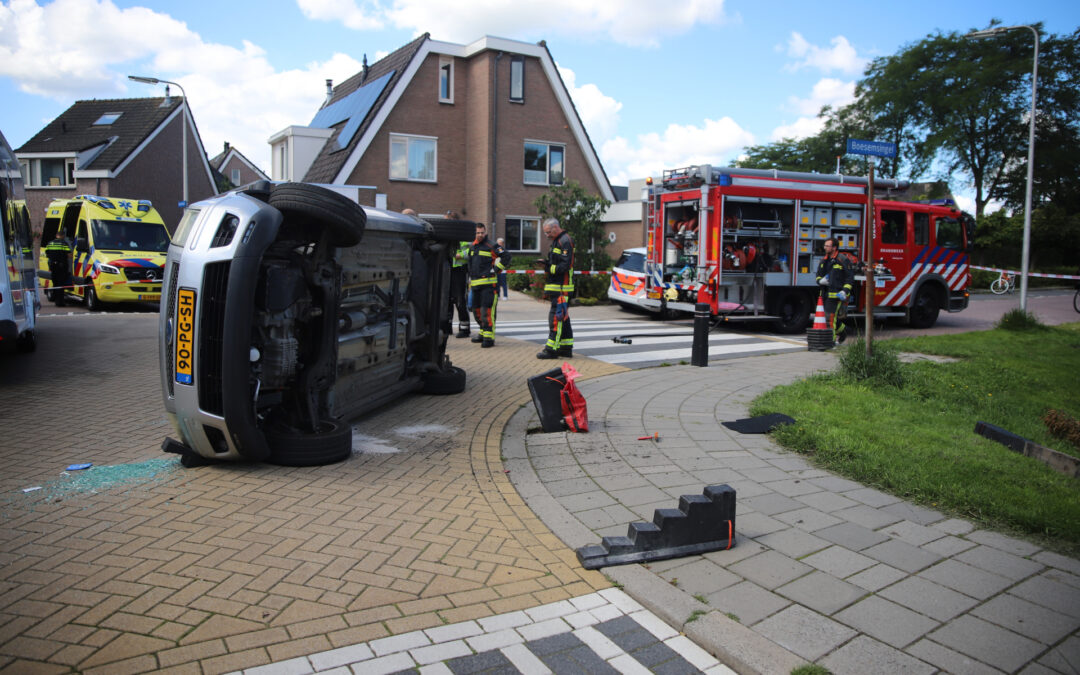 Gewonde nadat auto op de kant beland Boesemsingel Bodegraven