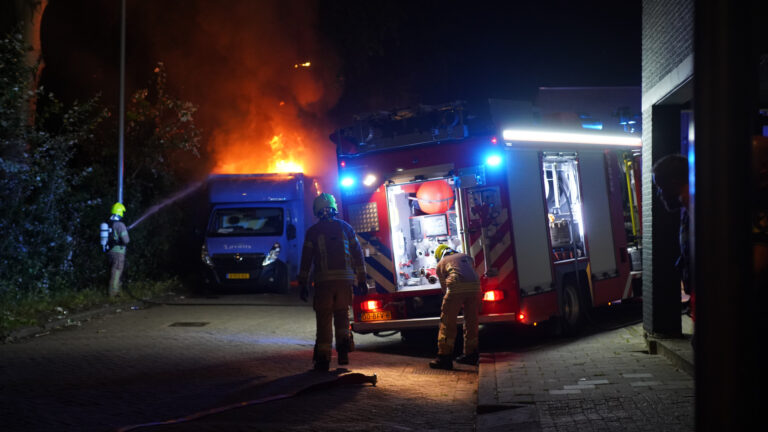 Twee bestelbussen in brand Roer Rotterdam