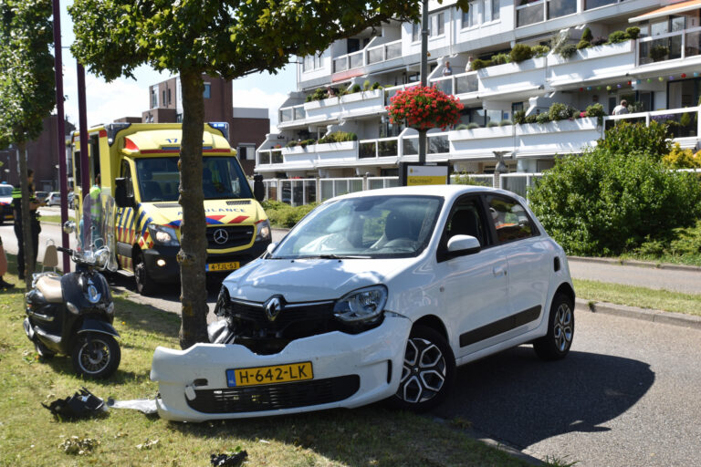 Auto raakt van de weg en knalt vol op boom Scheepvaartweg Schiedam