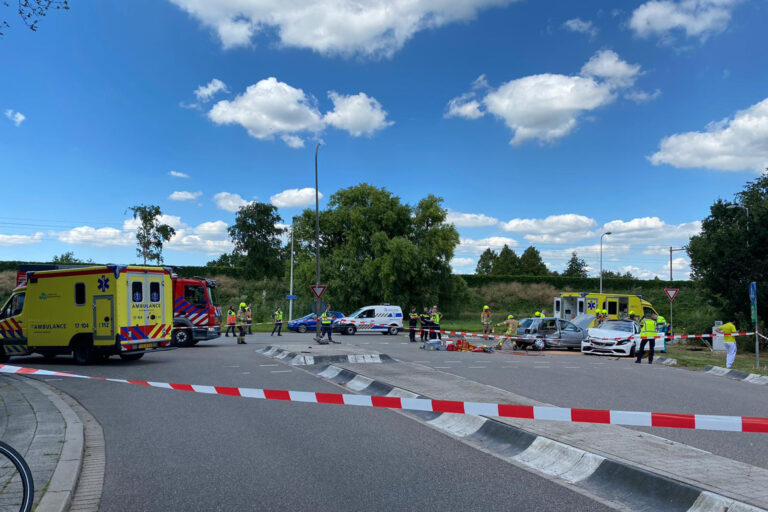 Inzittenden bekneld bij aanrijding op kruising Beatrijs Erf Capelle aan den IJssel