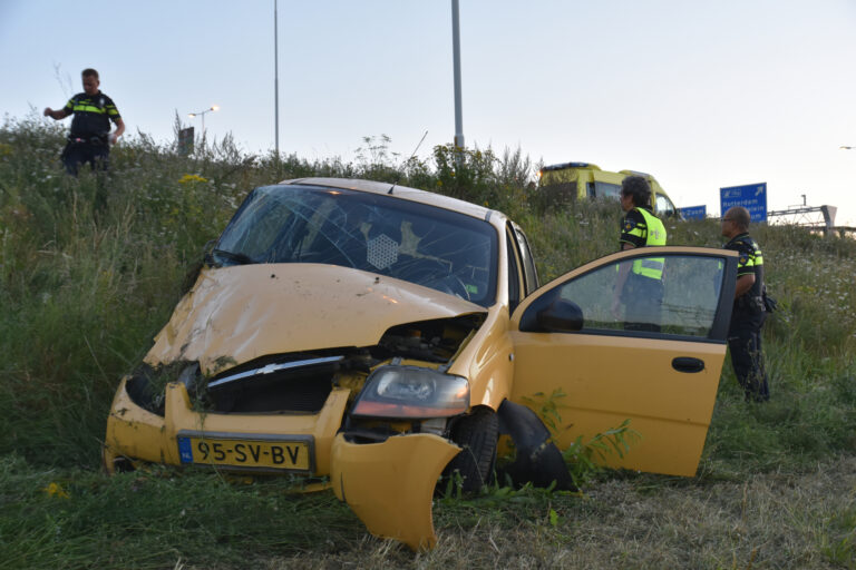 Man gewond na eenzijdig ongeval Rijksweg A15 Barendrecht