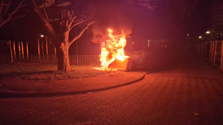 Matrassen in brand tegen hek van schoolplein Lanseloetstraat Gouda