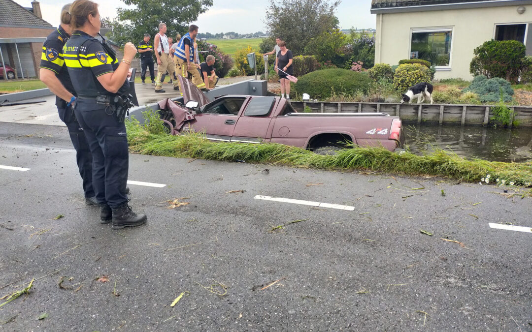 Terreinwagen belandt in sloot Oude Leedeweg Pijnacker