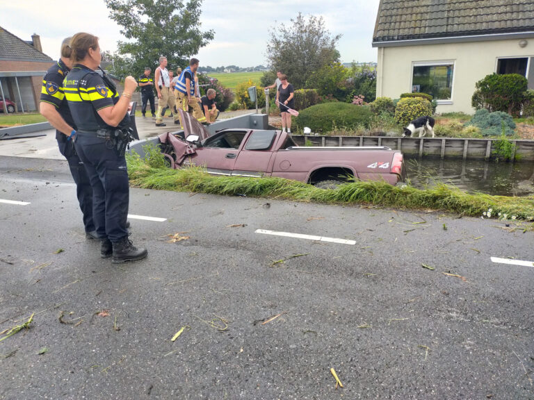 Terreinwagen belandt in sloot Oude Leedeweg Pijnacker