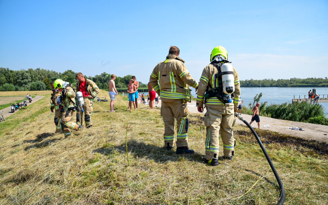 Stuk riet vat vlam Albrandswaardsedijk Poortugaal