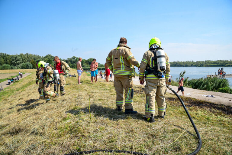 Stuk riet vat vlam Albrandswaardsedijk Poortugaal