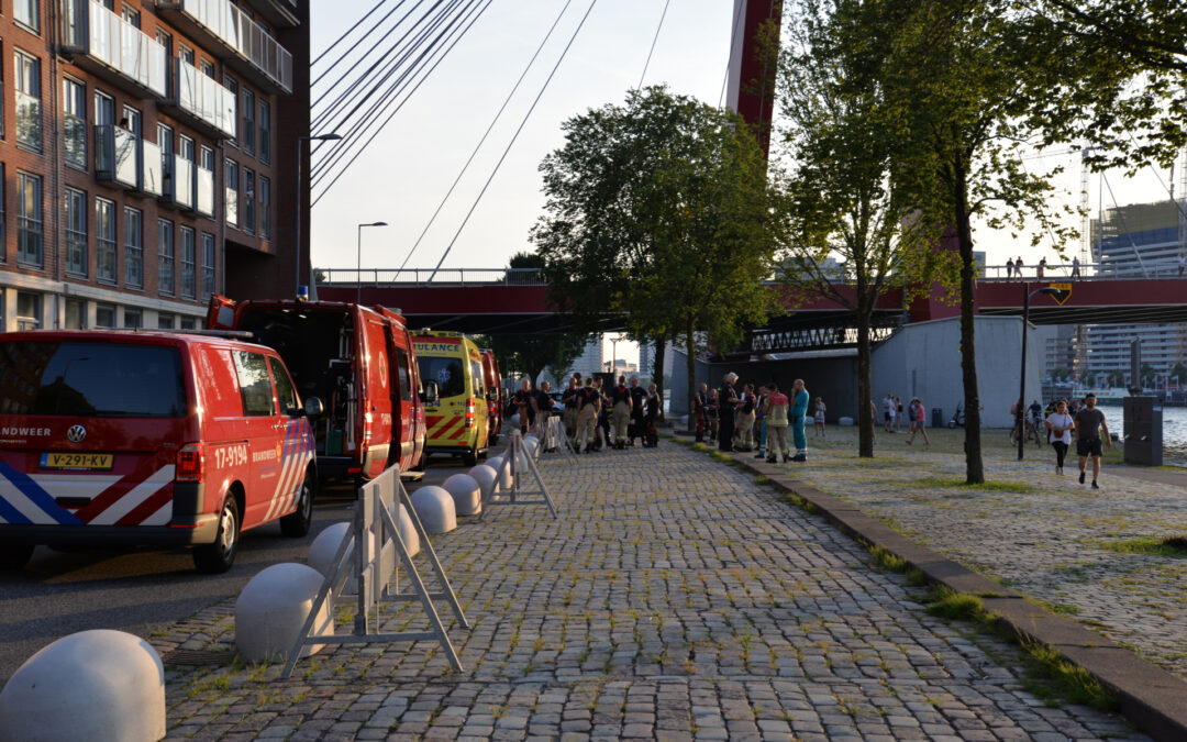 Hulpdiensten massaal ter plaatse voor persoon te water Willemsbrug – S123 Rotterdam