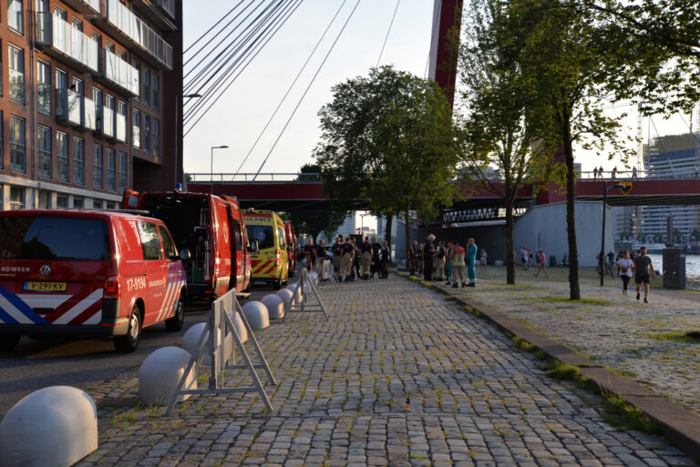 Hulpdiensten massaal ter plaatse voor persoon te water Willemsbrug – S123 Rotterdam