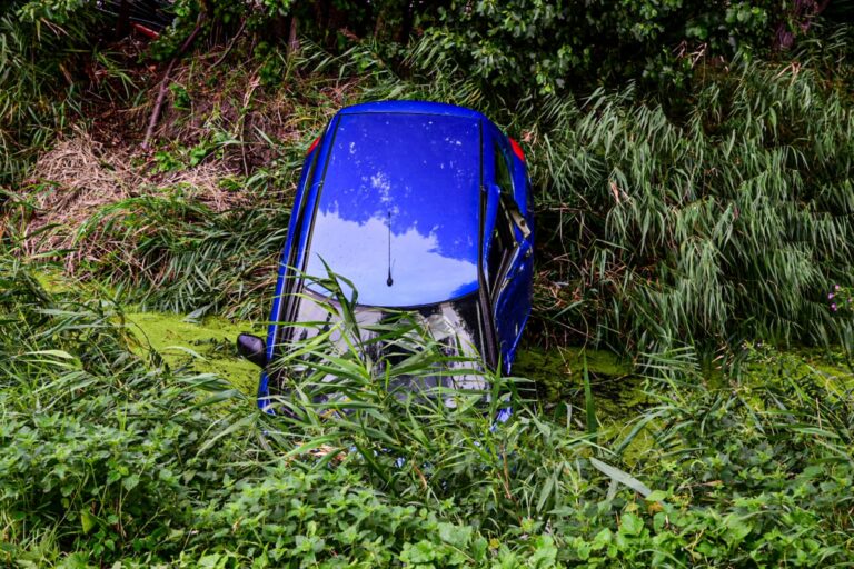 Auto te water Biertsedijk Oost Simonshaven