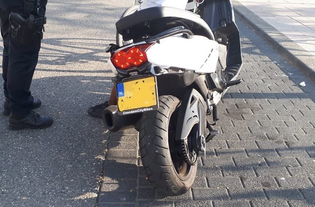 Man op motor gepakt zonder rijbewijs in Nesselande