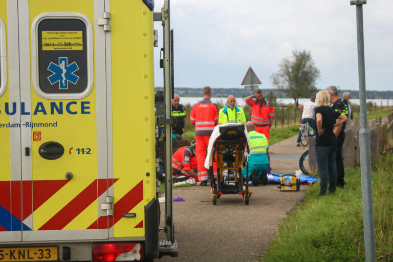 Wielrenster zwaargewond na val over schaap in Oudenhoorn