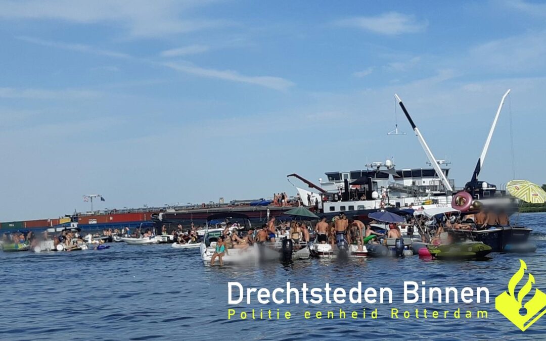 Politie beëindigd illegaal fuikfeest op het water in Dordrecht