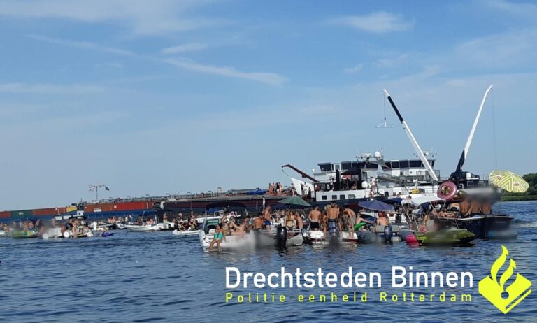 Politie beëindigd illegaal fuikfeest op het water in Dordrecht