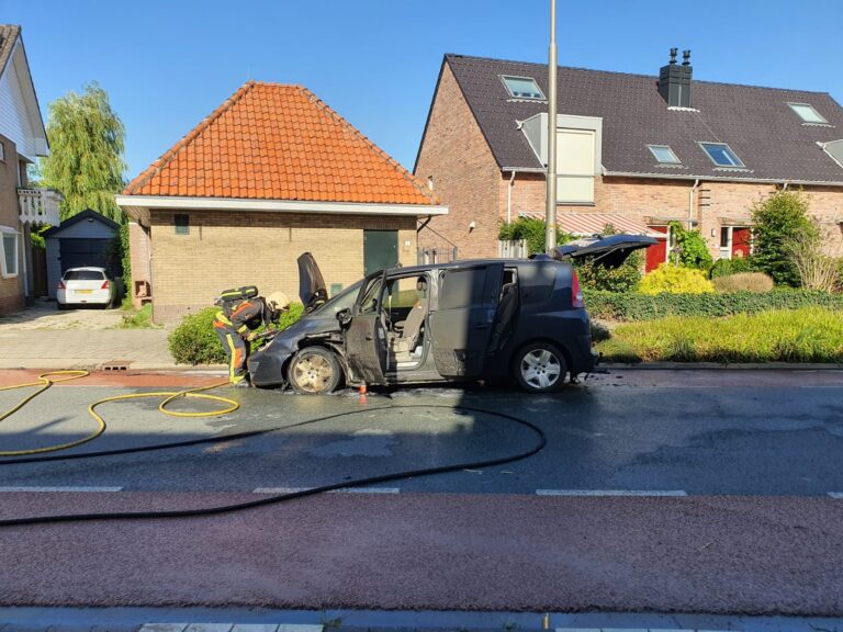 Auto volledig uitgebrand Burgemeester Klinkhamerweg Zevenhuizen