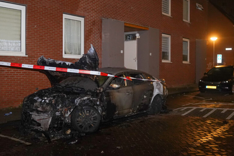 Auto verwoest door brand Katendrechtse Lagedijk Rotterdam