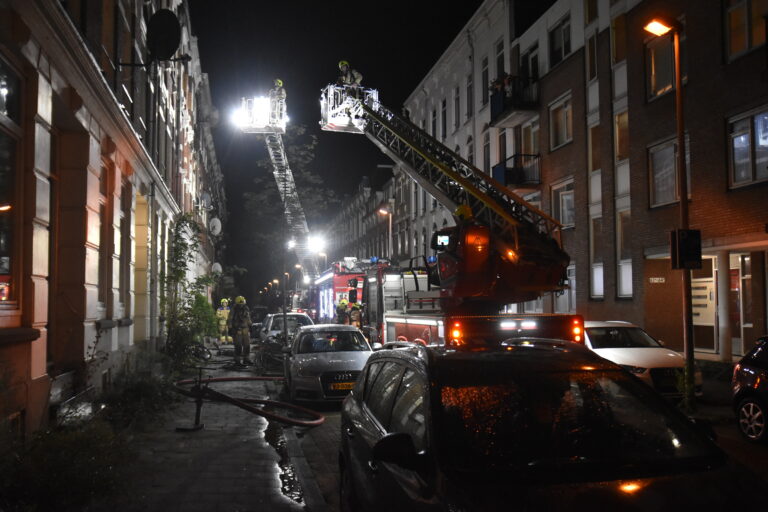 Brandweer redt bewoners van dak na brand in meterkast Agniesestraat Rotterdam